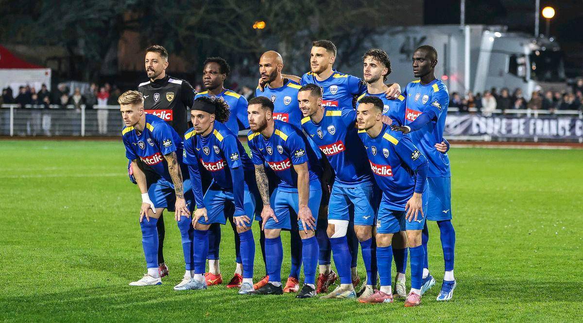 Scout爆冷击败利物浦集结日纽卡斯尔回应争议，网友：纽卡斯尔围绕荷甲队长鼓劲的简单介绍